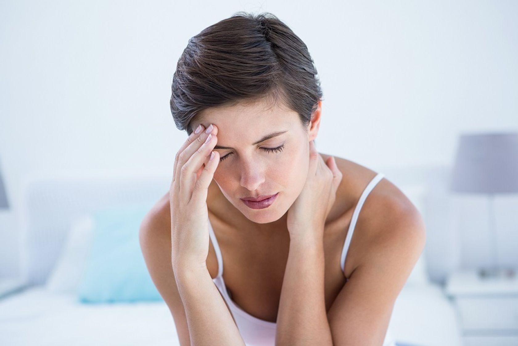Frau mit Migräne versucht zu meditieren