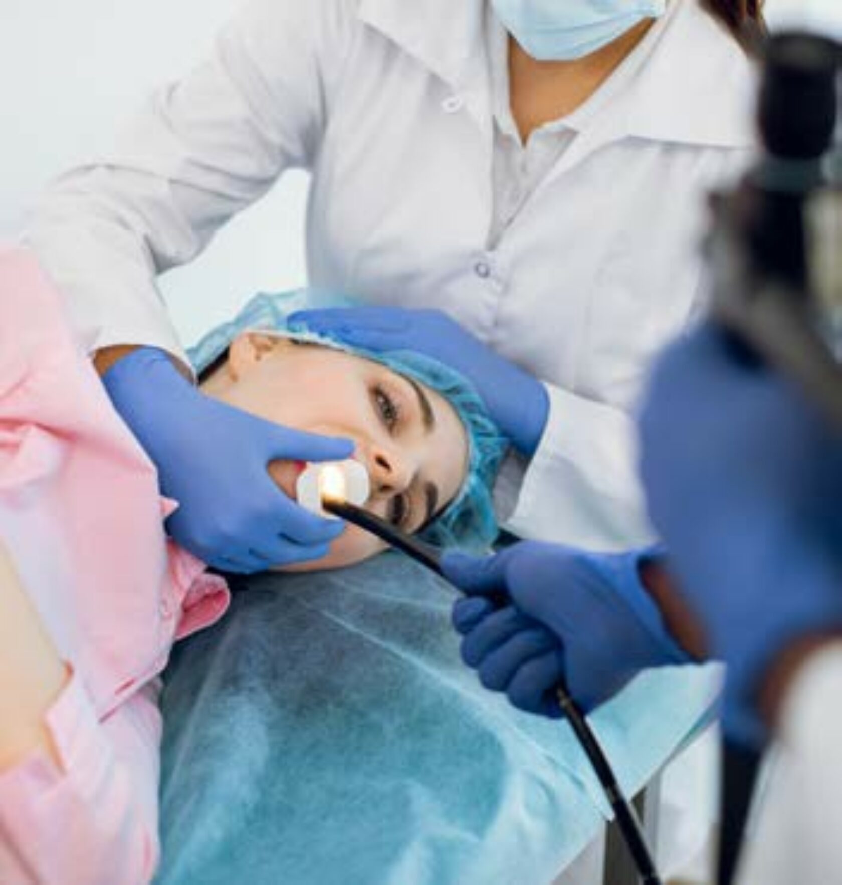 Patientin erhält eine endoskopische Untersuchung des oberen Verdauungstrakts.