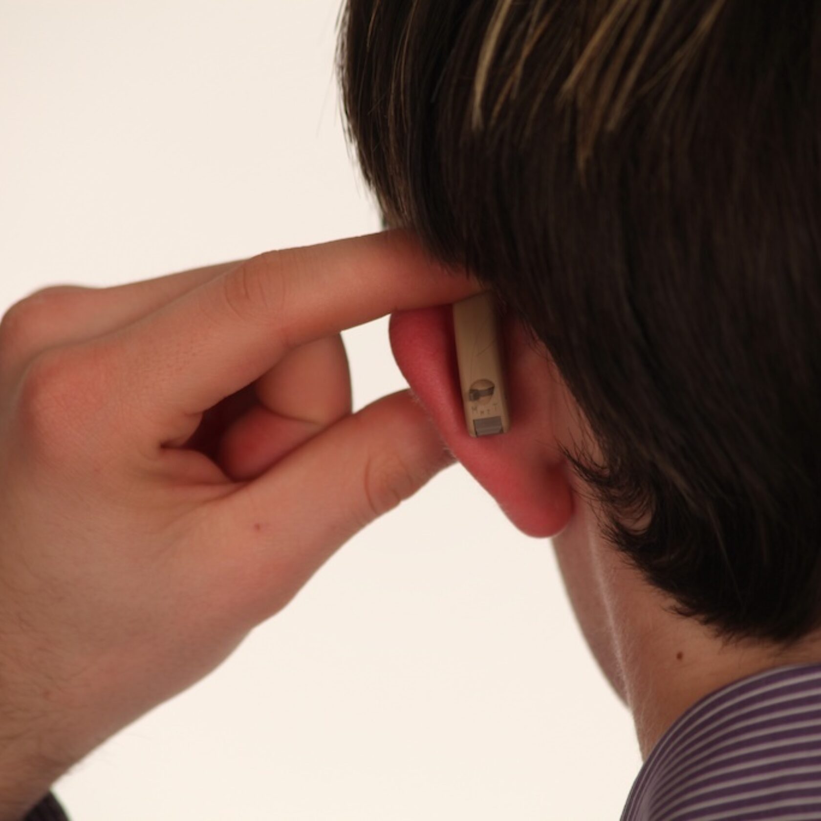 Mensch mit Hörgerät