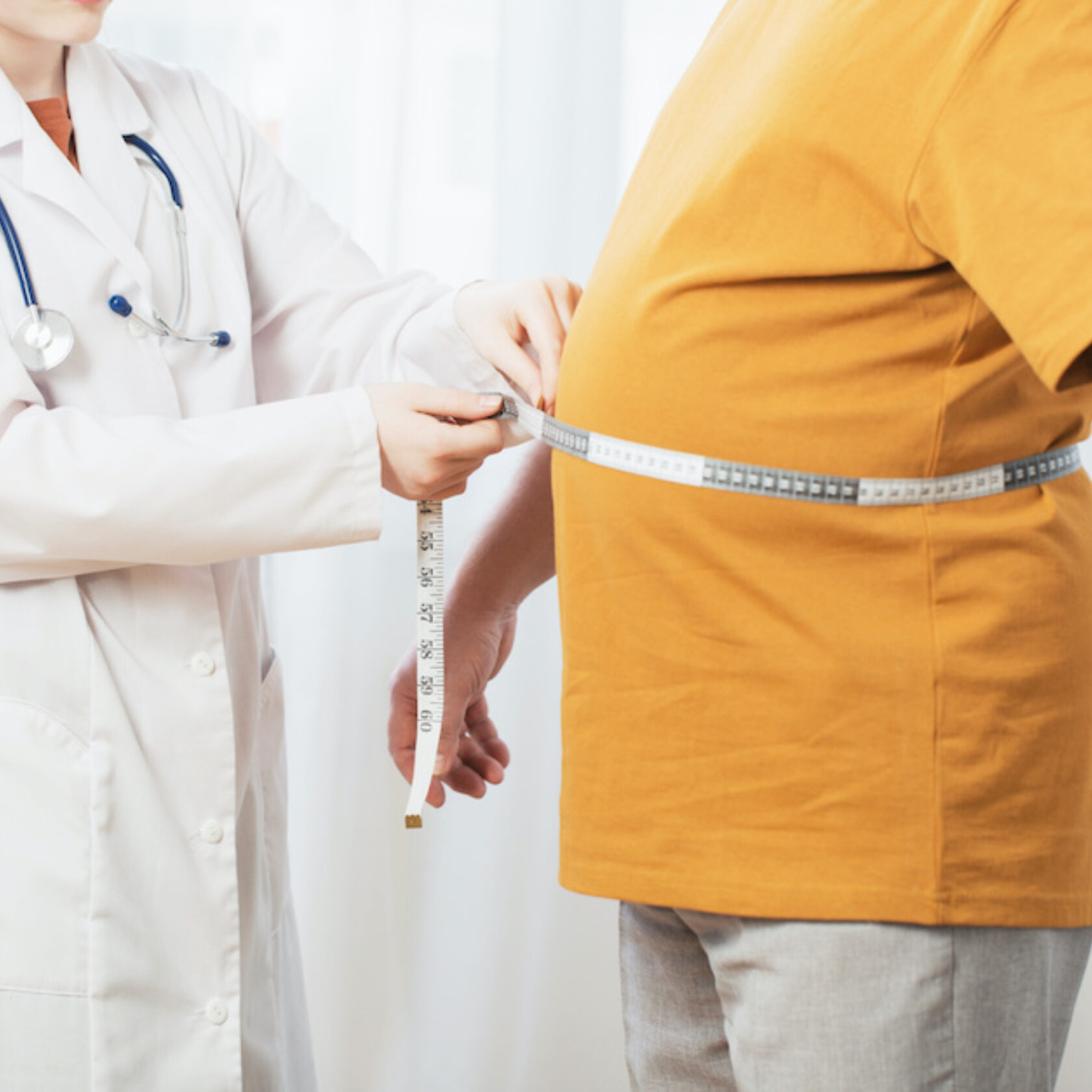 Messung des Bauchumfangs bei Adipositas-Patient in durch Arzt