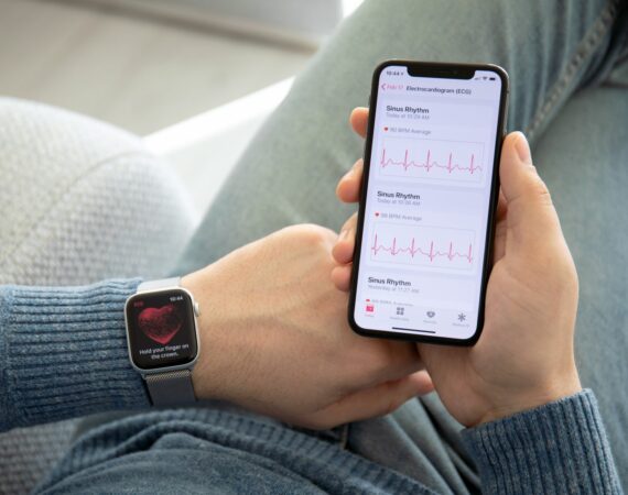 Fitnesstracker auf dem Smartphone zeigt Herzfunktion