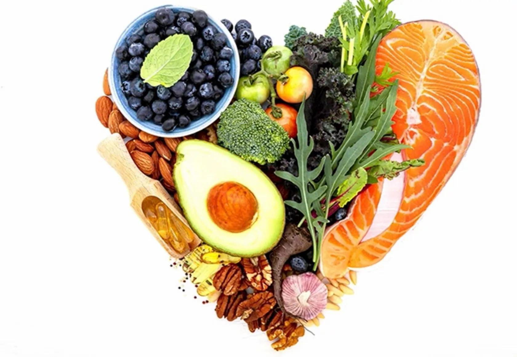 Obst und Gemüse in Herzform angeordnet.