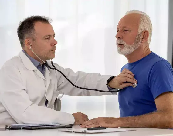 Arzt hört das Herz seines Patienten ab.