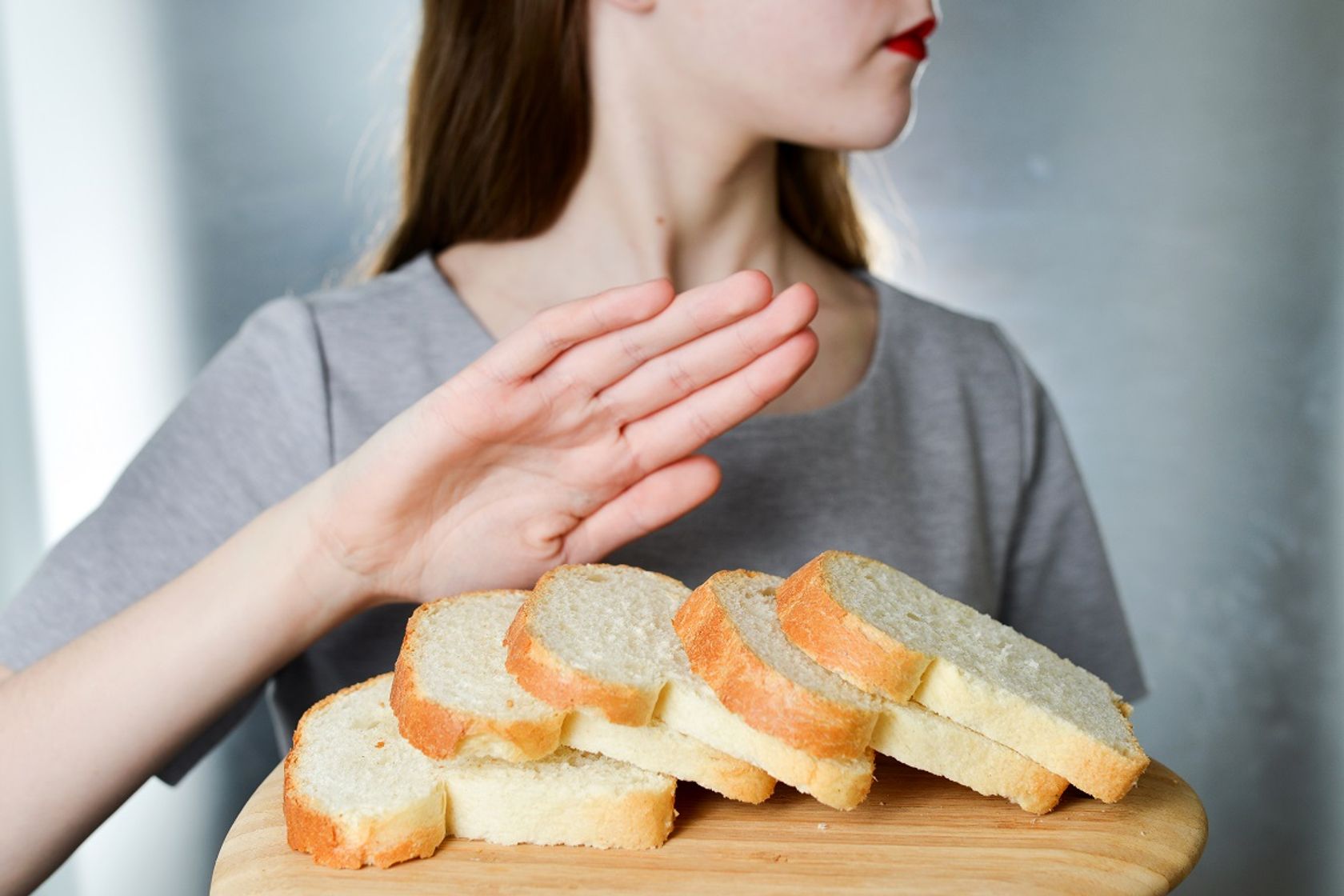 Frau mit Brot