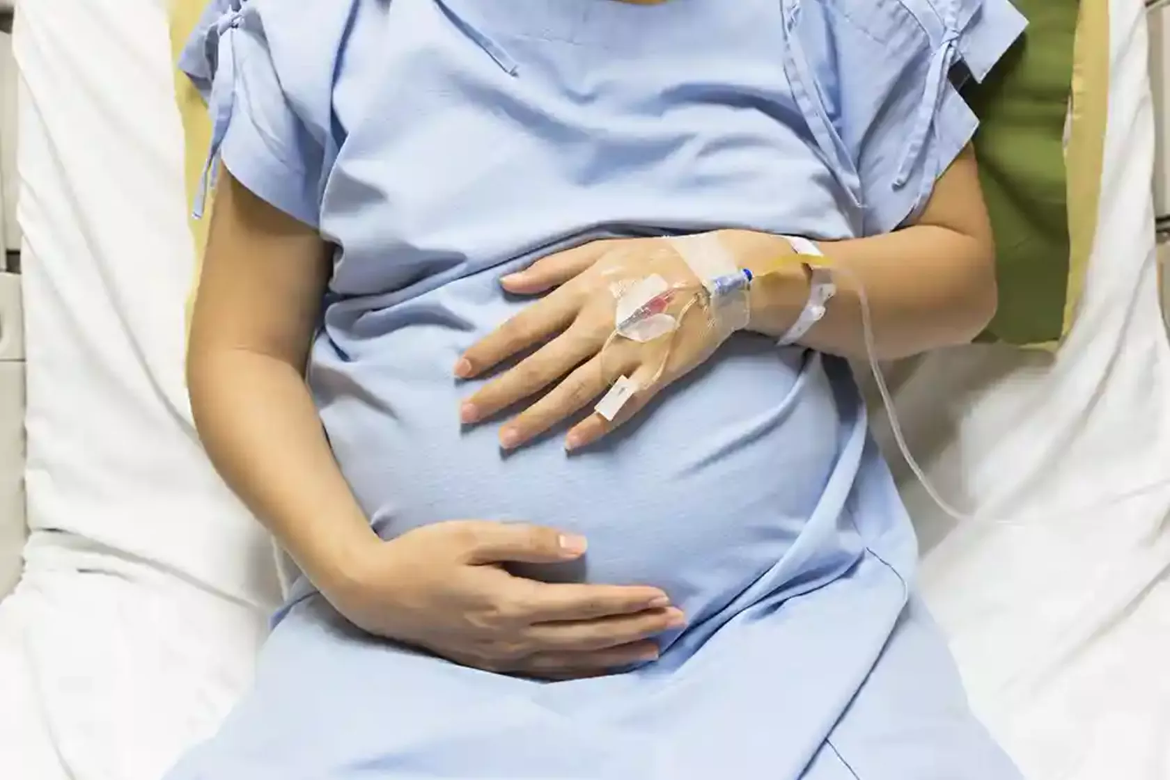 Schwangere mit angelegtem Zugang.