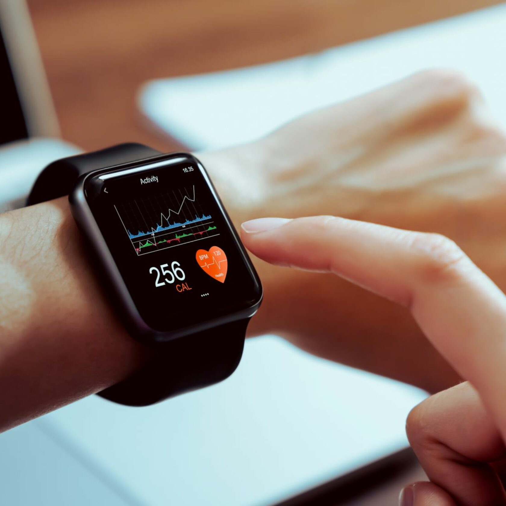 Smartwatch zeigt Herzfunktionen an