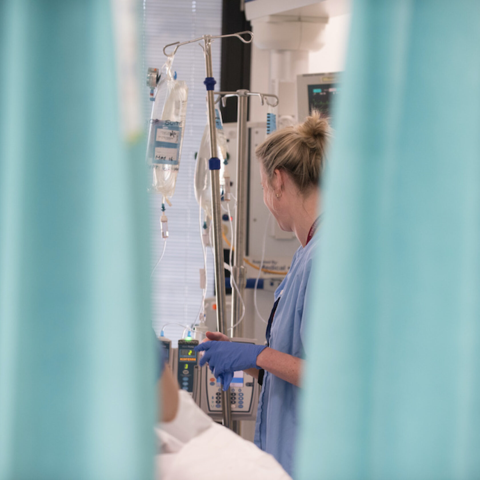 Blick durch den Vorhang in die Intensivstation eines Krankenhauses