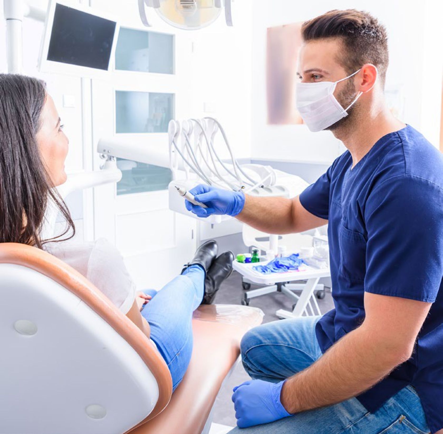 Frau lässt vom Zahnarzt ihre Zähne kontrollieren.
